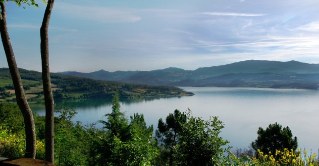 Pescare nel lago di Montedoglio in Toscana