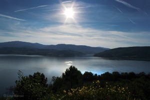 Panorama lago di Montedoglio in Toscana