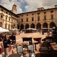 Arezzo - Piazza Grande durante la Fiera antiquaria